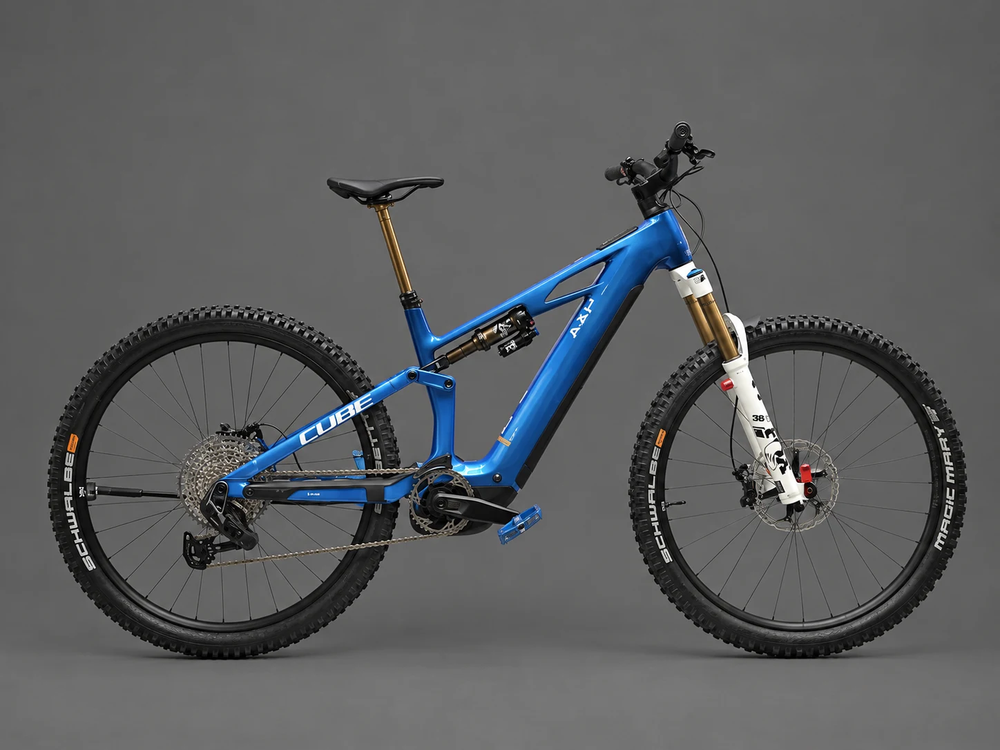 Blaues E-Mountainbike in einer Studioaufnahme