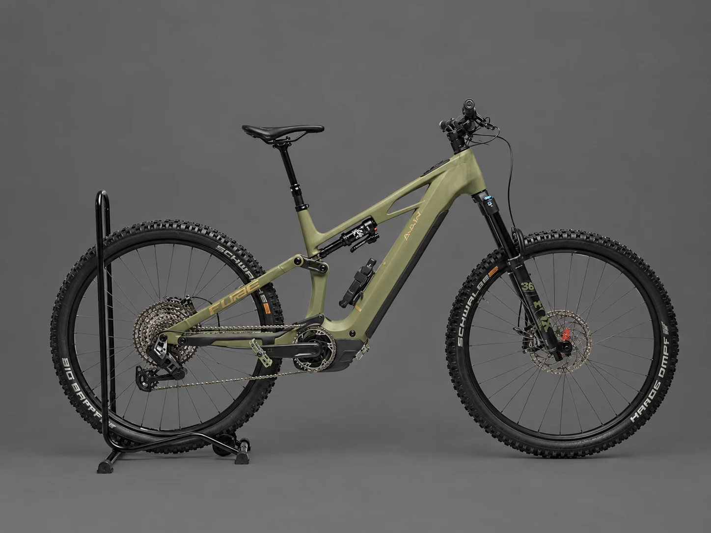 Olivgrünes E-Mountainbike in einer Studioaufnahme
