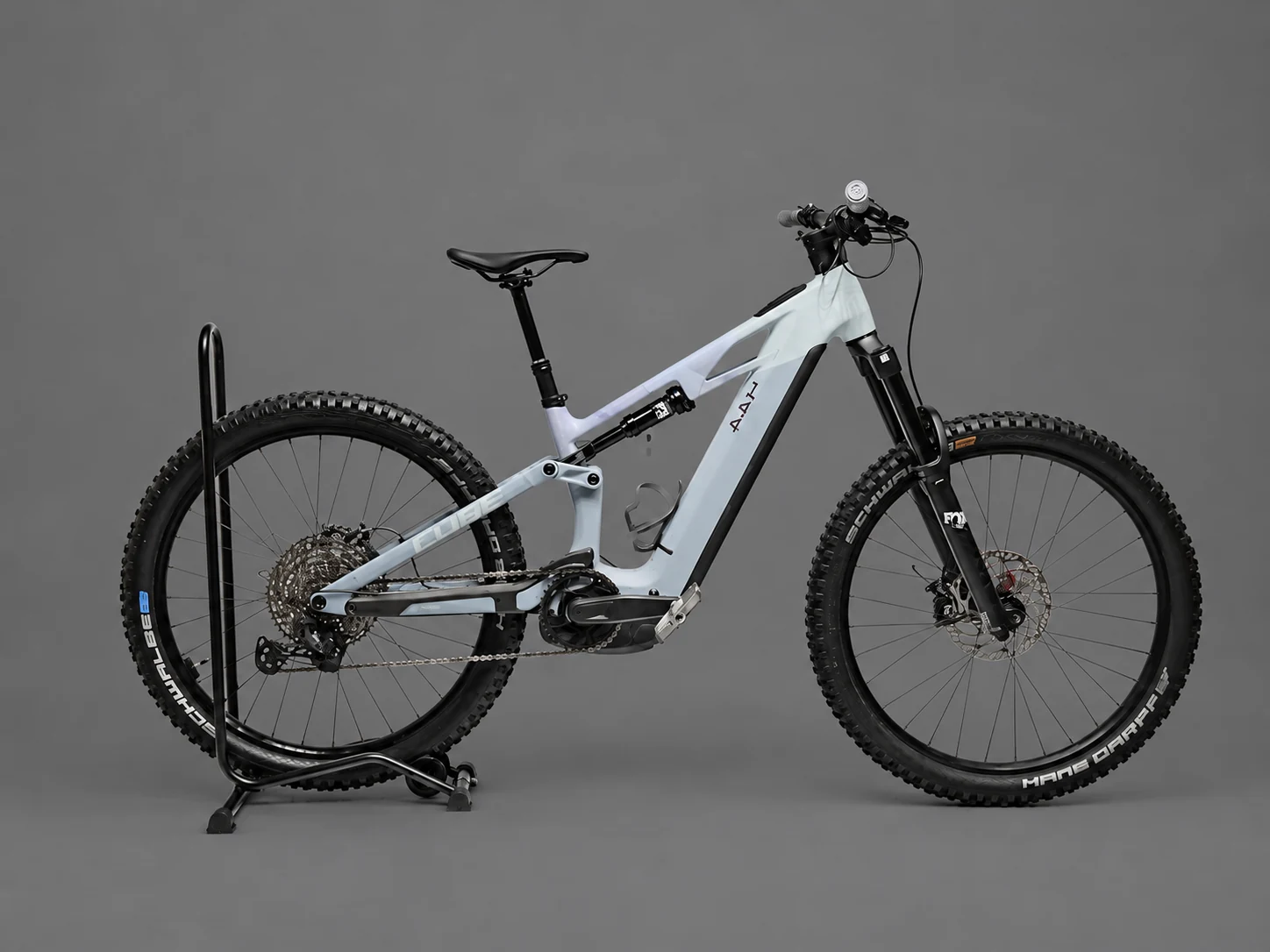 Weißes E-Mountainbike in einer Studioaufnahme