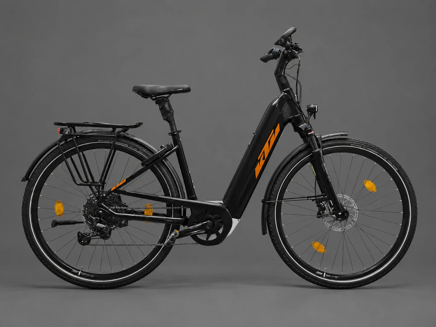 Schwarzes Trekking-E-Bike mit orangefarbenen Details in einer Studioaufnahme